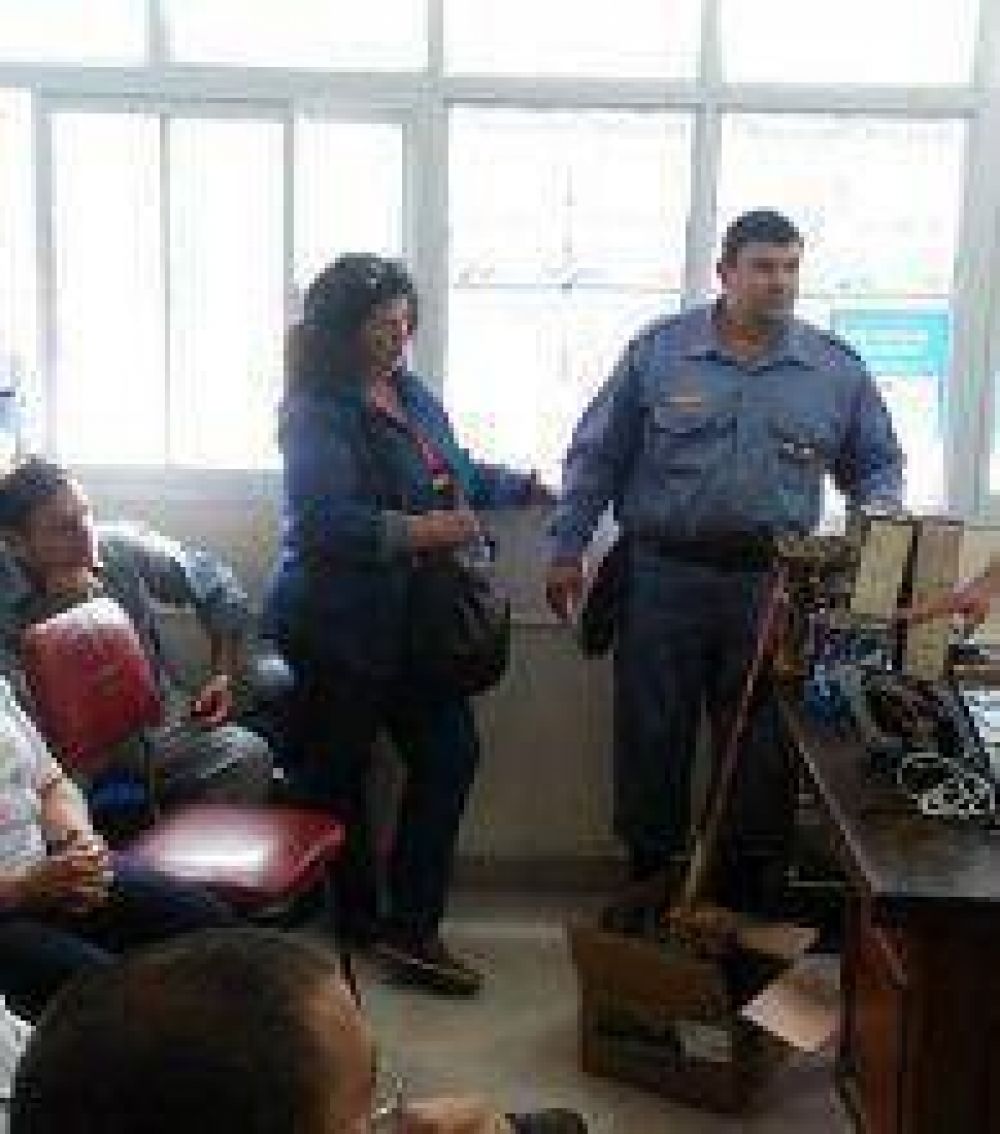 Pirotecnia: Charla de bomberos a personal de Bromatolog�a