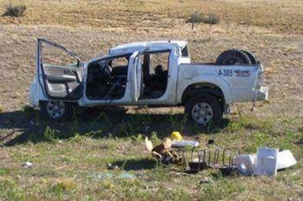 UN MUERTO Y DOS HERIDOS AL VOLCAR UNA CAMIONETA EN LA RUTA 5