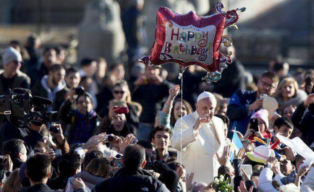 El Papa festeja su cumpleaños sin torta ni regalos: 
