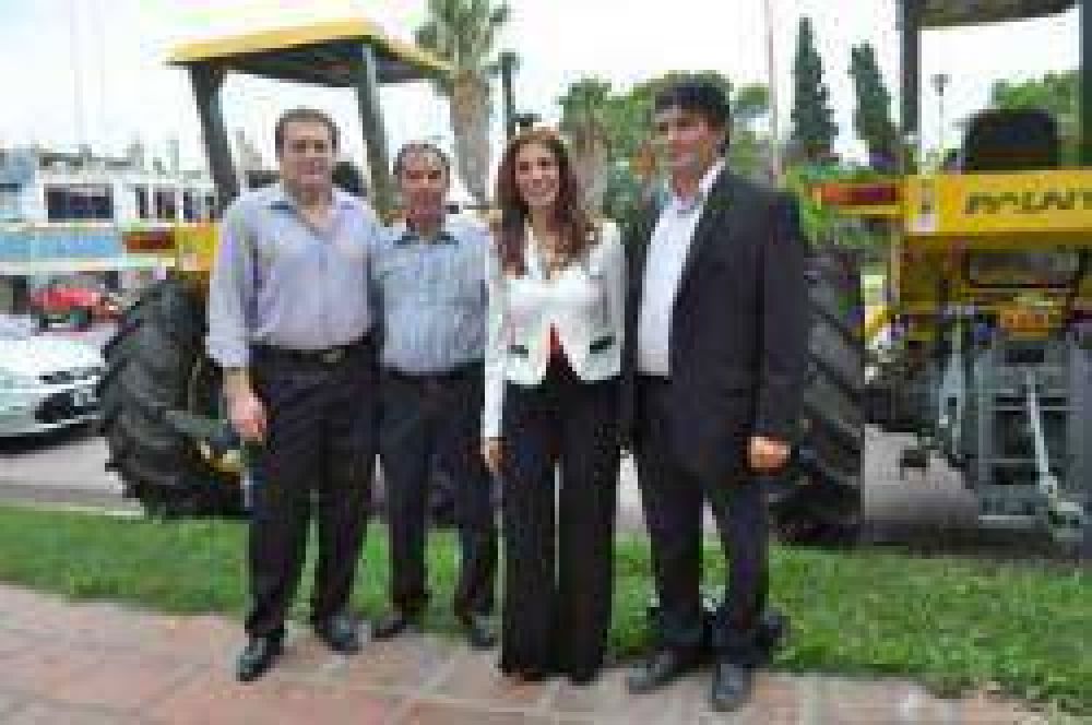 El Gobierno entreg� tractores para el interio