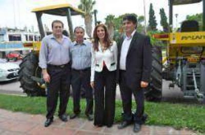 El Gobierno entreg� tractores para el interio