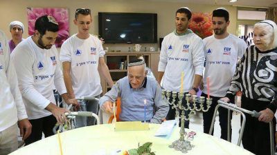 M�s de mil ex soldados israel�es celebraron J�nuca con sobrevivientes del Holocausto