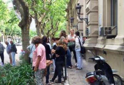 El Ejecutivo confirm� a los profesionales de Cicop que �antes del 24 cobrar�n los sueldos�