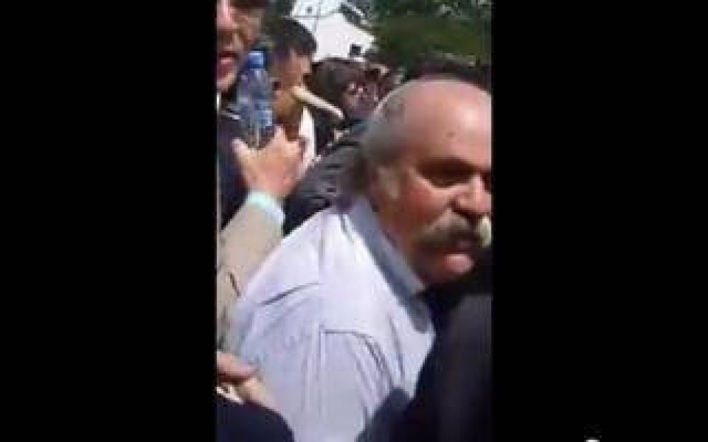 Video: Denuncian a Granados por agredir a expolic�a en un acto de Scioli