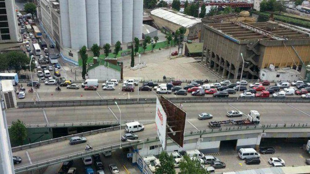 Tr�nsito: a las 13, una marcha llegar� al Puente Pueyrred�n