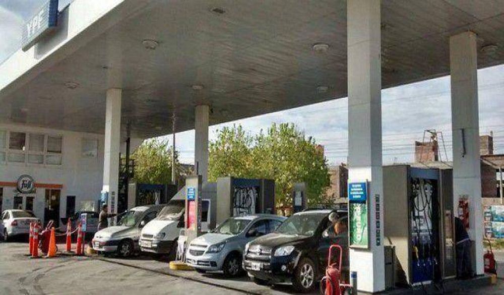 Pese al paro de camioneros, garantizan el combustible para este jueves