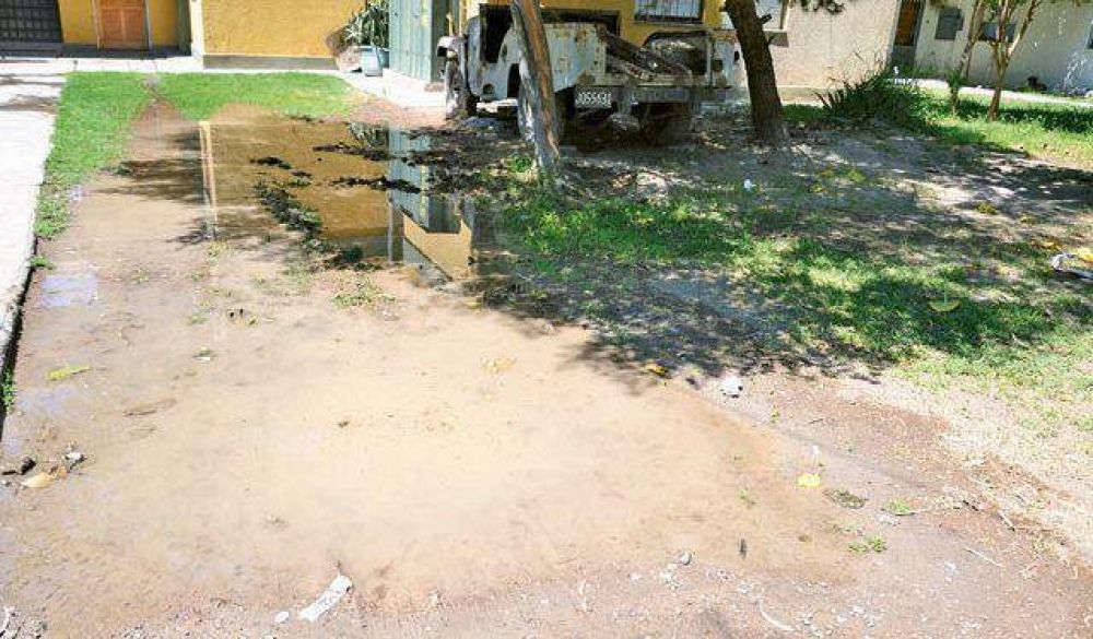 Reclamos en Chimbas por caos de agua potable rotos, y algo ms
