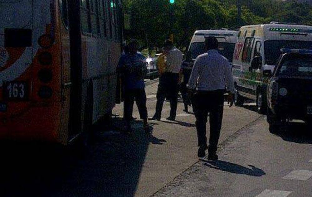 Primer choque entre un colectivo del S�lo Bus y un auto