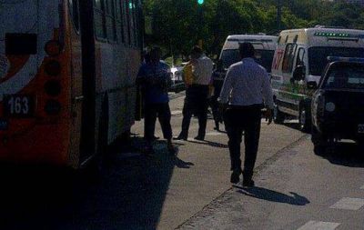 Primer choque entre un colectivo del S�lo Bus y un auto