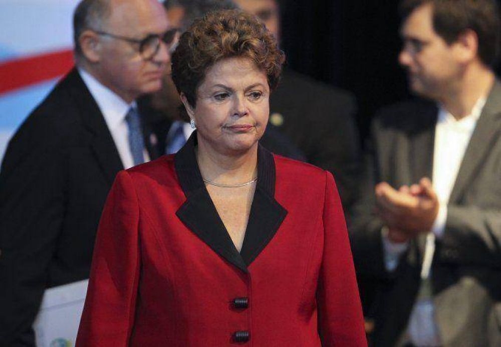 Dilma llor al despedir a Mujica: 