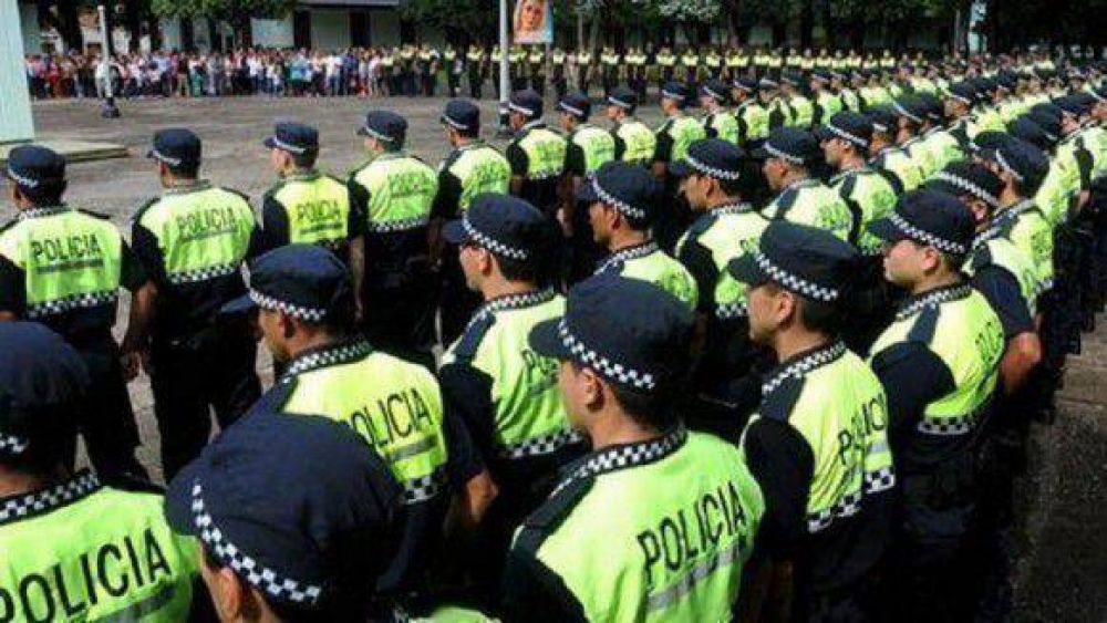 Se incorporaron nuevos agentes a la fuerza y entregaron armamentos