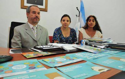 Distribuyen cuadernillos por las adicciones