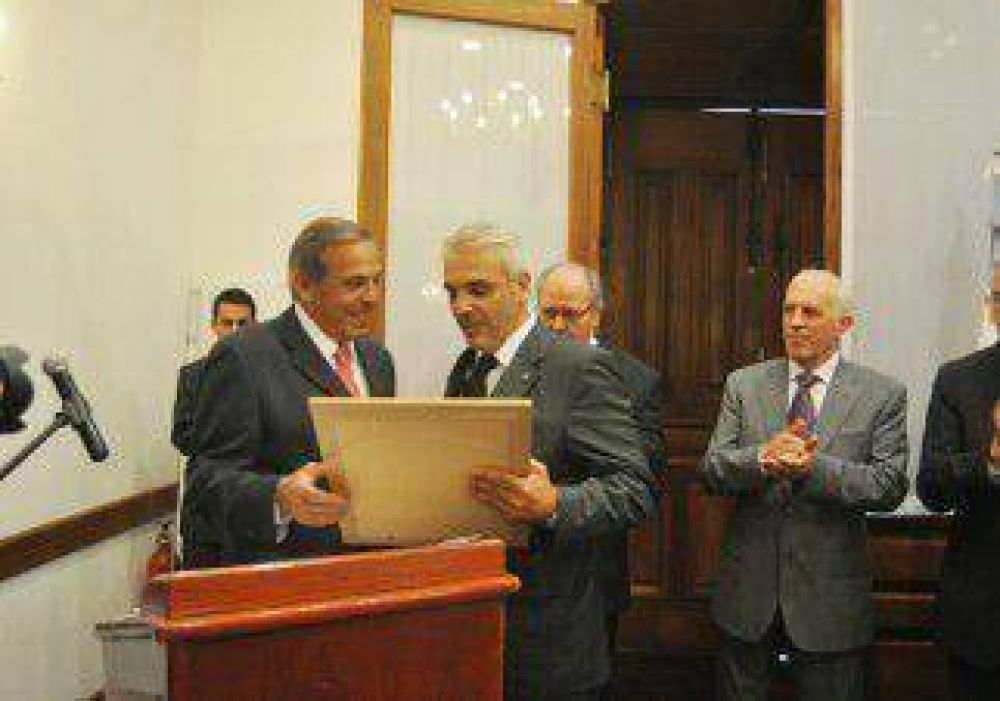 Coco dej� el Gobierno con honores y un diploma 