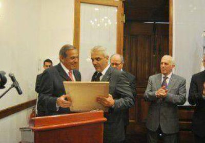 Coco dej� el Gobierno con honores y un diploma 