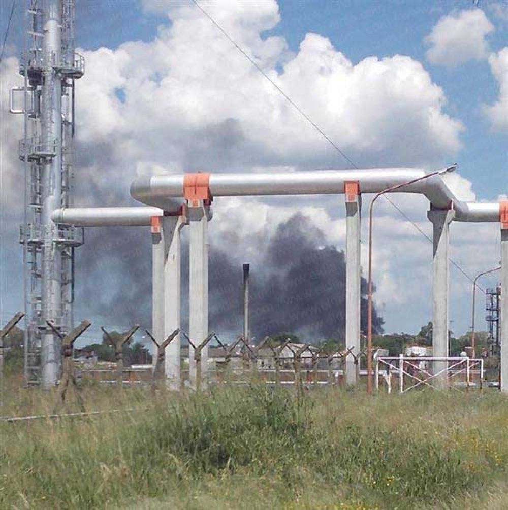 Gran susto en los alrededores de la Destiler�a: fuego y nubes de humo  