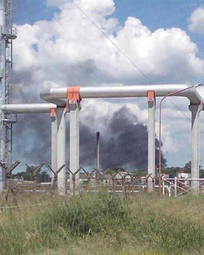 Gran susto en los alrededores de la Destiler�a: fuego y nubes de humo  