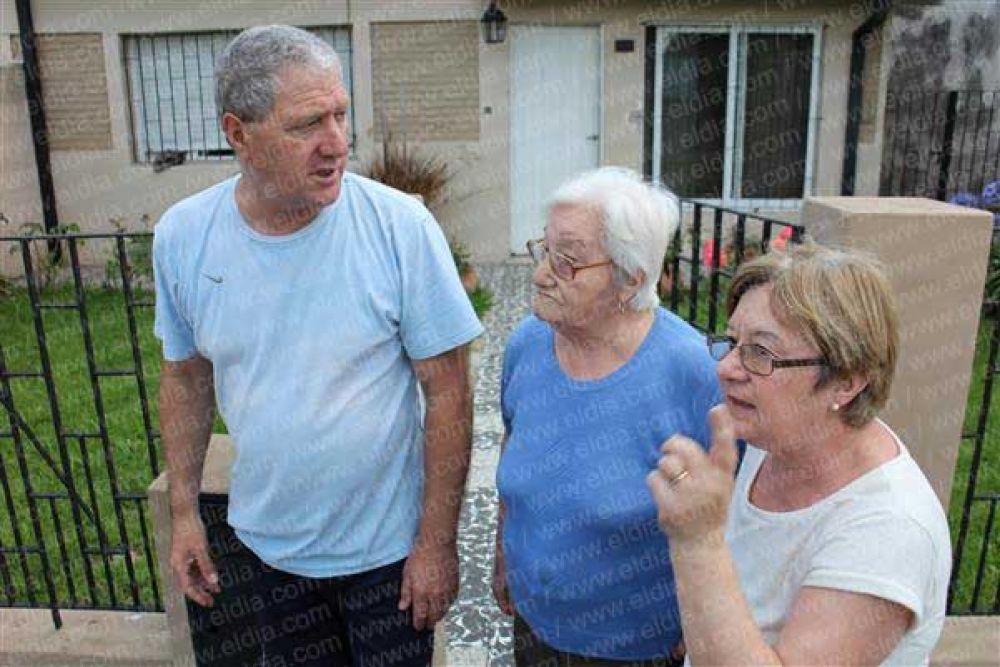 El calor no afloja y en los barrios sufren por el agua   