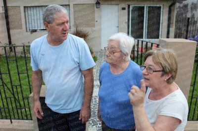 El calor no afloja y en los barrios sufren por el agua   
