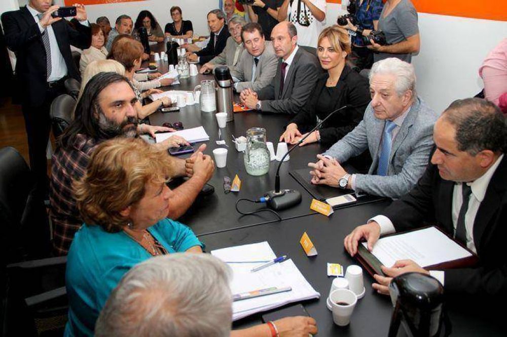 Docentes y Estatales retoman negociaci�n por incremento salarial