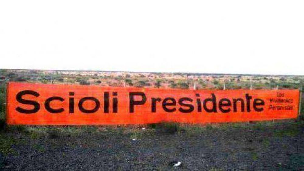 Aparecen pasacalles apoyando la candidatura de �Scioli Presidente�