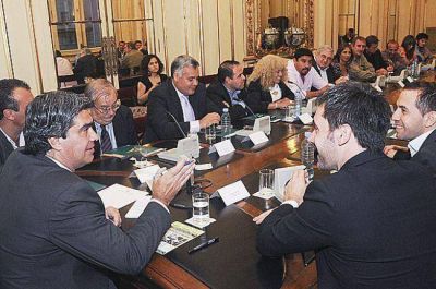 Capitanich suscribi� importantes convenios con 15 intendencias chaque�as