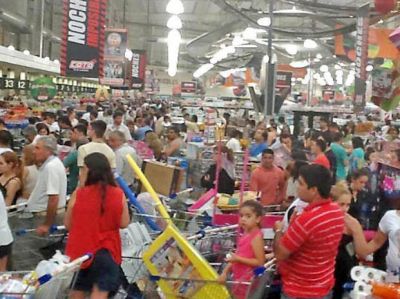 Una cadena de hipermercados abre en el ins�lito horario de 22 a 3