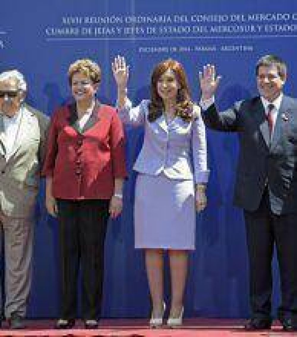 El gobernador Insfr�n acompa�� a Cristina en cumbre de presidentes del MERCOSUR
