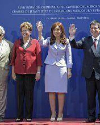 El gobernador Insfr�n acompa�� a Cristina en cumbre de presidentes del MERCOSUR