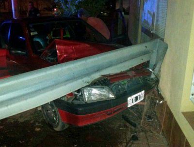 Alcoholizado perdi� el control de su auto: choc� contra un poste y el frente de una casa