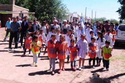 Poggi inici la gira por el sur entregando casas e inaugurando obras en Navia