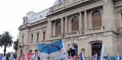 Crisis institucional en Jujuy: el FGE llev� a cabo la �marcha de la resistencia� contra el gobierno de Fellner y decidi� prolongar el paro