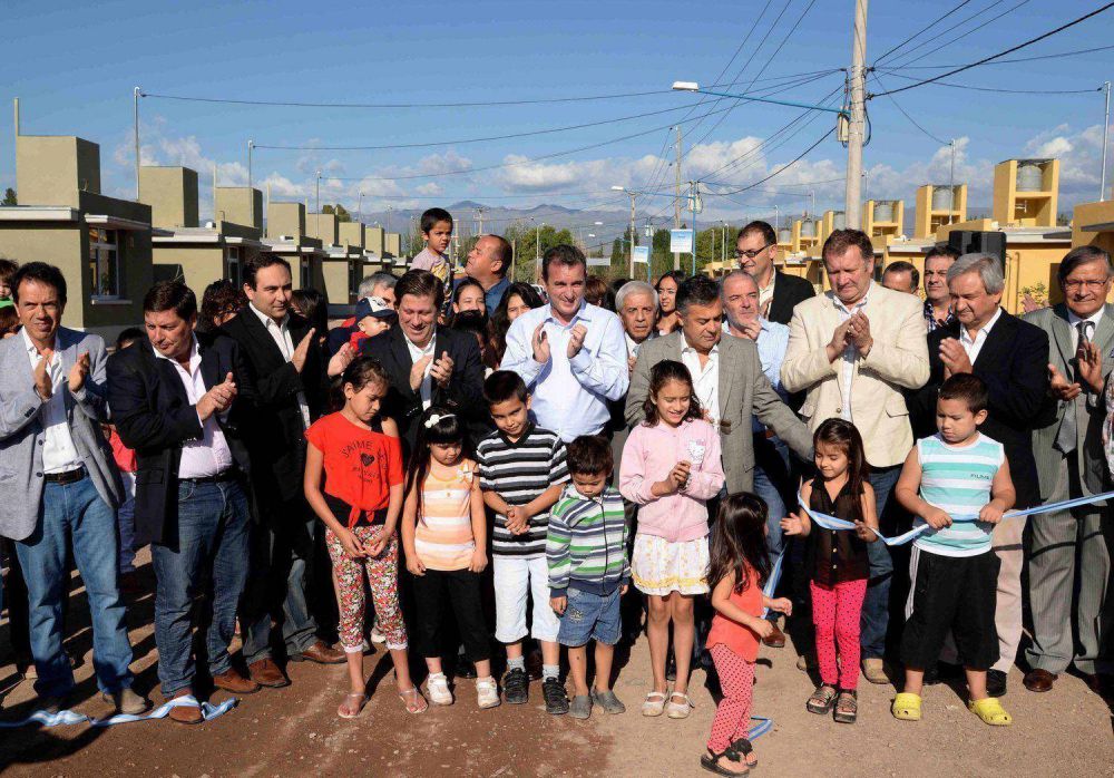 El Gobernador entreg ms de 300 viviendas en Godoy Cruz
