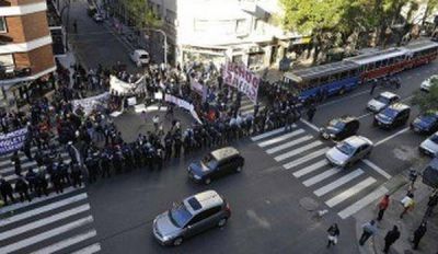 Trabajadores de la ex Donnelley se manifestaron en pleno centro porte�o