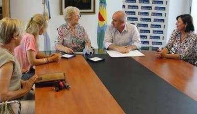Echeverr�a entreg� fondos y una distinci�n al Hogar La Merced