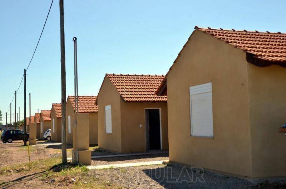 Firman el contrato para nuevas viviendas en el barrio Educadores