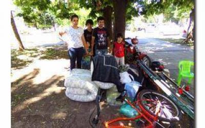 Familia desalojada protesta frente a la Municipalidad de Bragado