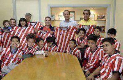 Premian a entidades lomenses en una fiesta en el Microestadio