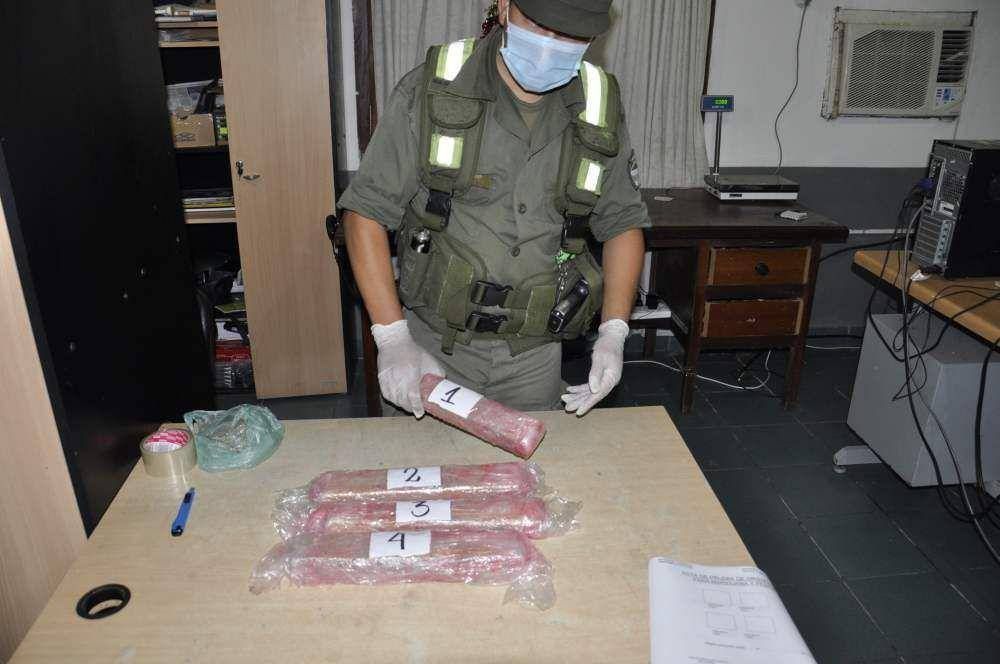 Secuestran marihuana oculta bajo la palanca de cambios de un autom�vil 