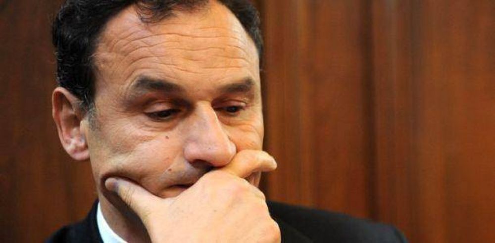 Bruera volvi� a esquivarle a la prensa y ni siquiera lo dejaron subir al escenario 