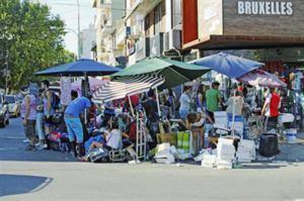 En las Fiestas, los manteros desbordan la avenida Avellaneda