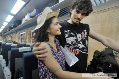 Los pasajeros de los primeros coches 0 KM celebraron el viaje en un tren 
