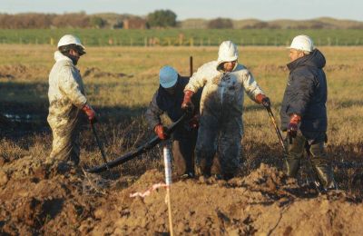 Aprehendieron a 2 personas acusadas de pinchar un ca�o para robar petr�leo