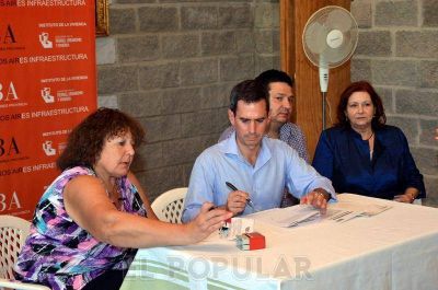 Firmaron el contrato para la segunda etapa de viviendas del barrio Educadores