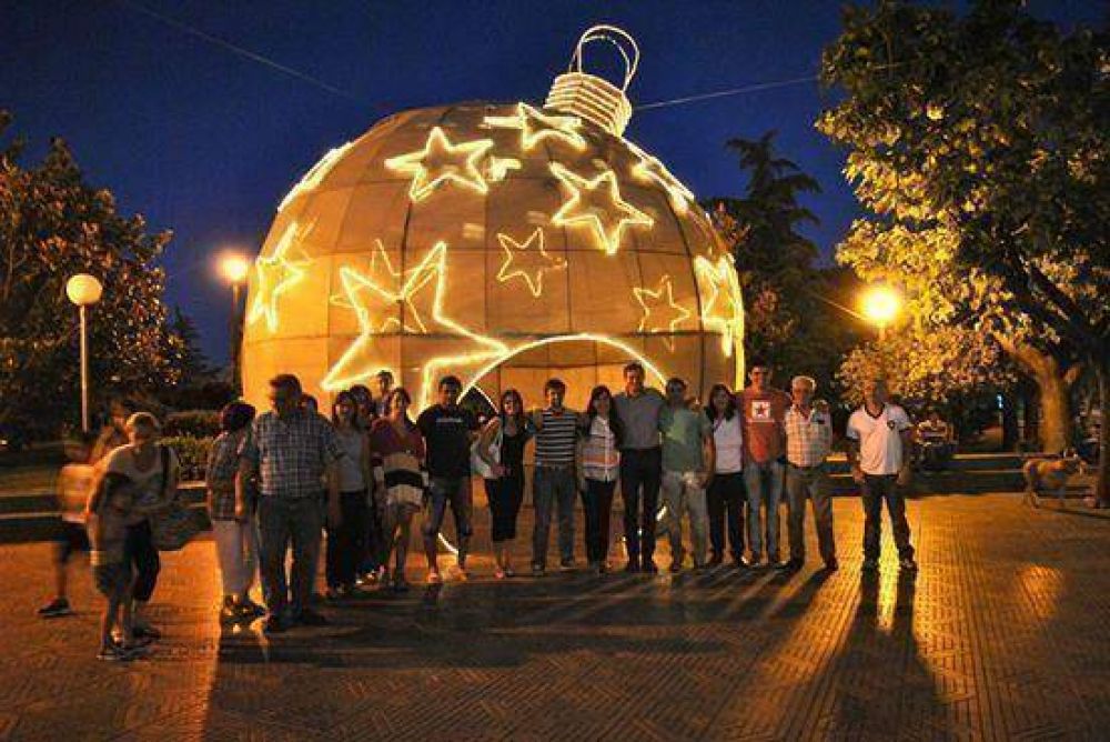 Se coloc una esfera navidea gigante para celebrar las fiestas