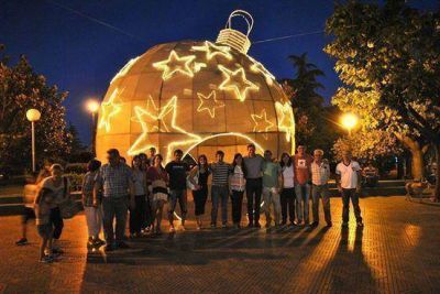 Se coloc� una esfera navide�a gigante para celebrar las fiestas