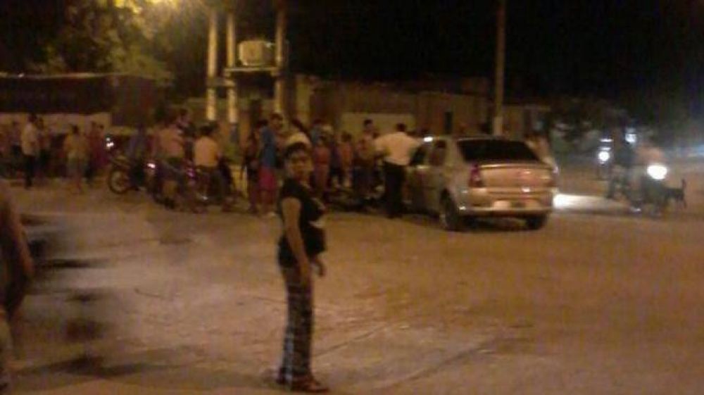 Un choque entre un auto y una moto dej� a una joven internada