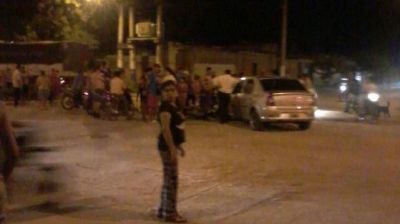 Un choque entre un auto y una moto dej� a una joven internada