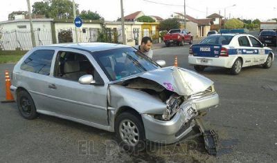 Violento choque entre un auto y un colectivo