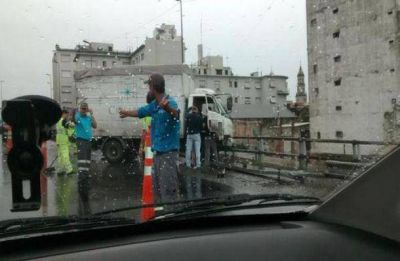 Cami�n qued� colgado en la Autopista