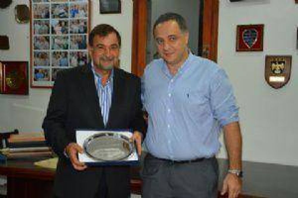El rugby de Salta reconoci� a Miguel Isa por su apoyo al deporte